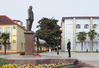 Посещение памятника общенациональному лидеру Гейдару Алиеву в городе Астара