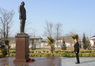 Посещение памятника общенациональному лидеру Гейдару Алиеву в городе Сальян