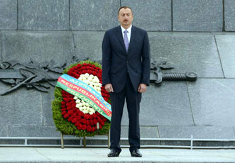 Президент Азербайджана Ильхам Алиев посетил площадь Победы в Минске