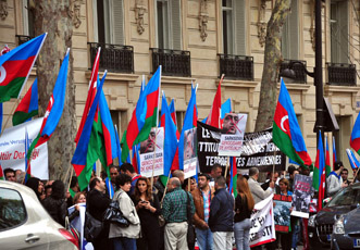 В Париже перед посольством Армении состоялся многочисленный митинг
