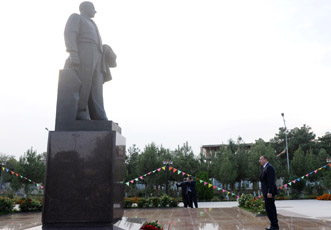 Президент Ильхам Алиев посетил памятник общенациональному лидеру Гейдару Алиеву в Зардабе