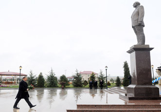 Посещение памятника общенациональному лидеру Гейдару Алиеву