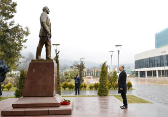 Посещение памятника общенациональному лидеру Гейдару Алиеву