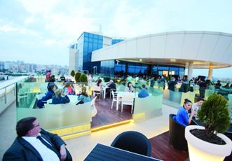 Состоялось открытие летней террасы отеля Hilton Baku