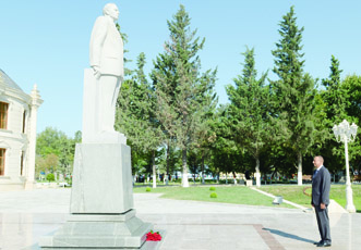 Поездка Президента Азербайджана Ильхама Алиева в Кюрдамирский район Посещение памятника общенациональному лидеру Гейдару Алиеву