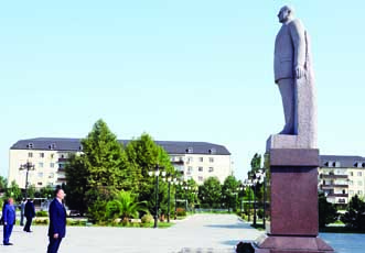 Посещение памятника великому лидеру в Масаллы