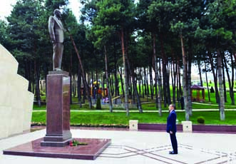 Посещение памятника общенациональному лидеру
