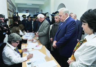 Председатель Милли Меджлиса Огтай Асадов проголосовал на президентских выборах