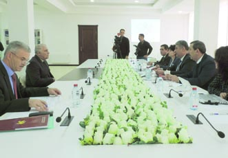 Министр молодежи и спортапринял в Губе граждан