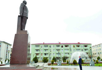 По случаю 90-летнего юбилея Нахчыванской Автономной Республики состоялось посещение памятника общенациональному лидеру Гейдару Алиеву