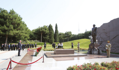 Посещение могилы общенационального лидера Гейдара Алиева