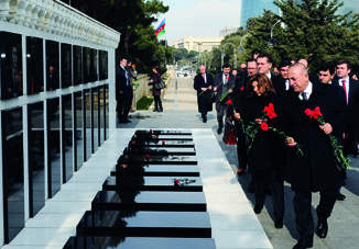 Министр иностранных дел Турции Мовлуд Чавушоглу побывал в Аллее почетного захоронения и Шехидляр хиябаны