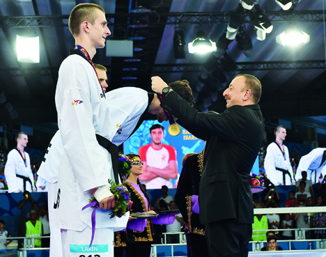 Президент Ильхам Алиев вручил чемпиону первых Европейских игр Радику Исаеву 13-ю золотую медаль, записанную в актив Азербайджана