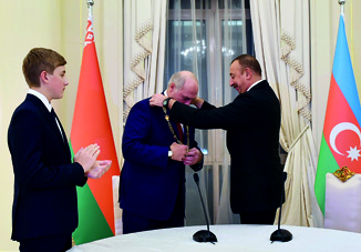 Президенту Беларуси Александру Лукашенко вручен орден «Гейдар Алиев»