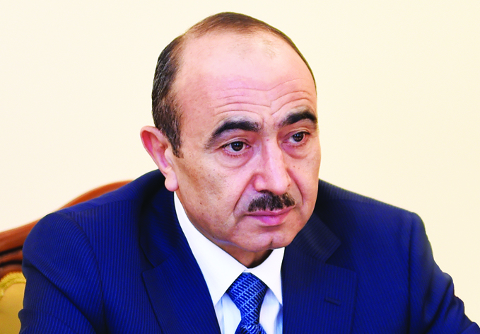 Али Гасанов: «Очень хотел бы, чтобы каждый азербайджанец выразил отношение к «известному сценаристу», утратившему национальную принадлежность»