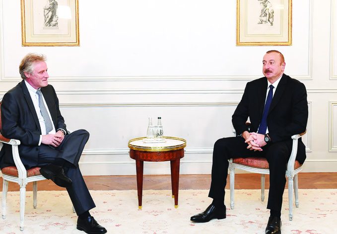 Президент Ильхам Алиев встретился в Париже с генеральным вице-президентом компании Thales International