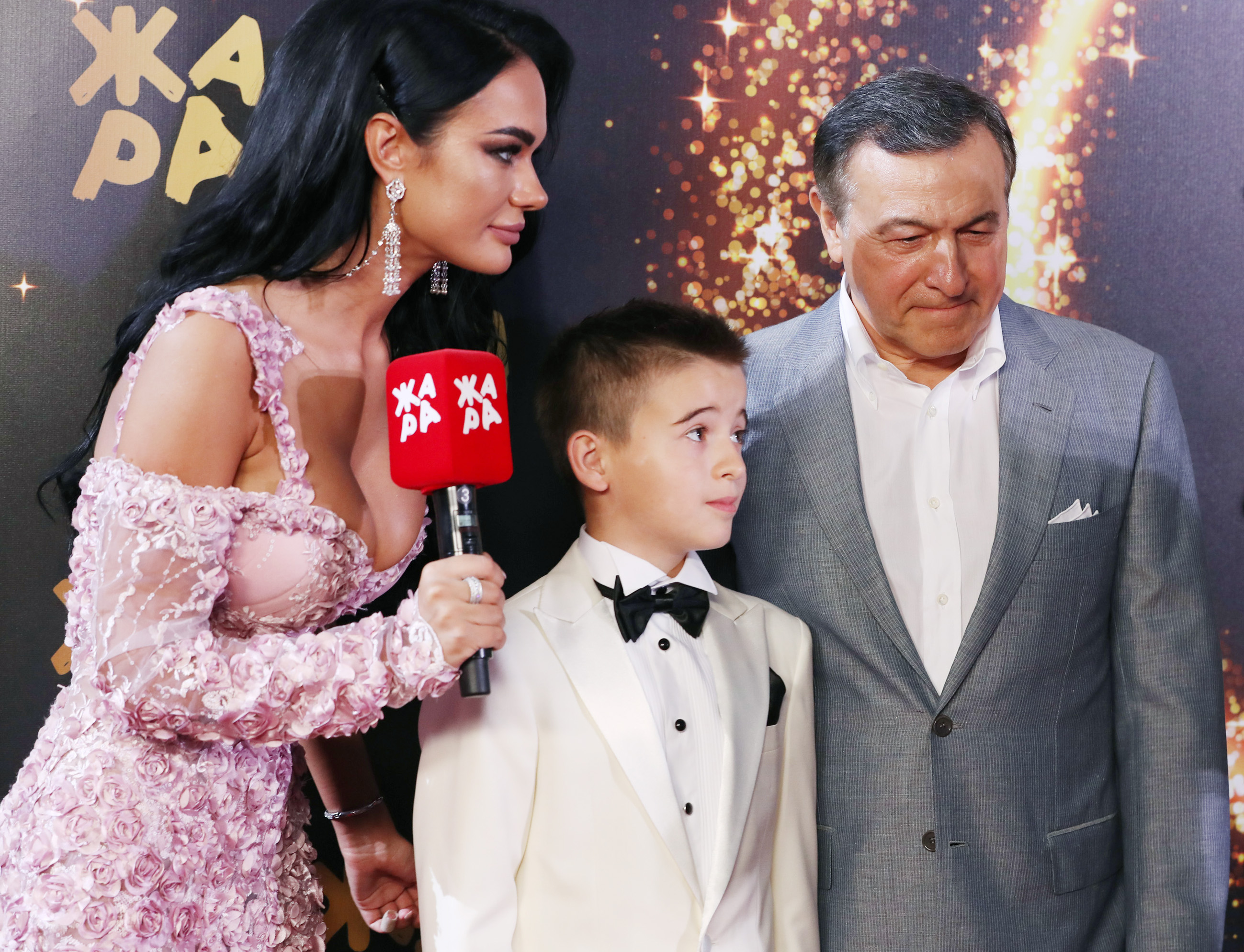 Участники фестиваля «Жара-2019» прошли по красной дорожке