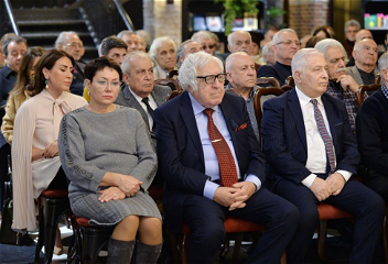 В Бакинском книжном центре состояласьпрезентация альбома «Изобразительное искусство Азербайджана»