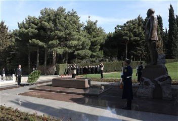 Посещение могилы великого лидера Гейдара Алиева
