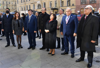 Азербайджанская парламентская делегация почтила памятьвеликого лидера Гейдара Алиева в Санкт-Петербурге