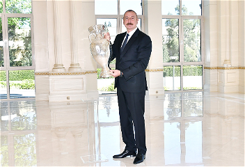Президенту Ильхаму Алиевупередан кубок Евро-2020