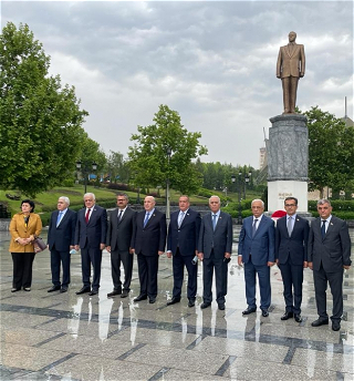 Азербайджанская парламентская делегацияпосетила памятник великому лидеру в Анкаре