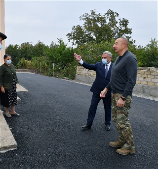Президент Ильхам Алиев ознакомился в городеТертер с условиями, созданными в новом доме,построенном вместо дома, разрушенного в результатеракетных атак армянских вооруженных сил