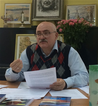 Отвергает ли писатель войну