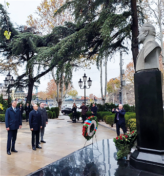Дань уважения лидеру
