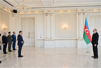 Президент Ильхам Алиев принял верительные грамоты новоназначенного посла Греции в Азербайджане