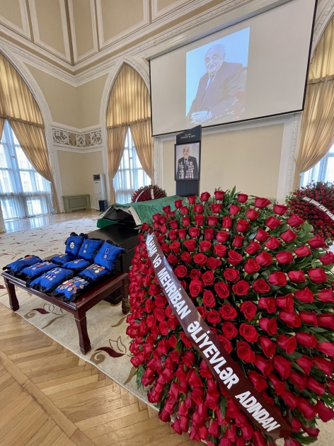Проходит церемония прощания с первым вице-президентом SOCAR Хошбахтом Юсифзаде