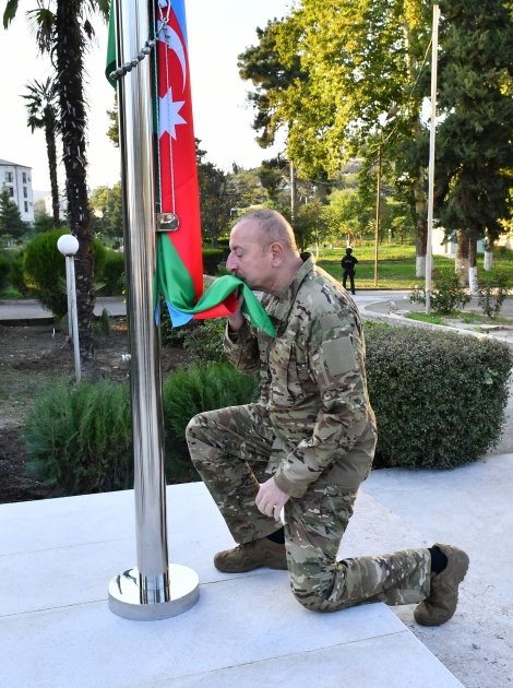 Президент Ильхам Алиев поднял Государственный флаг Азербайджанской Республики в городе Ходжавенд