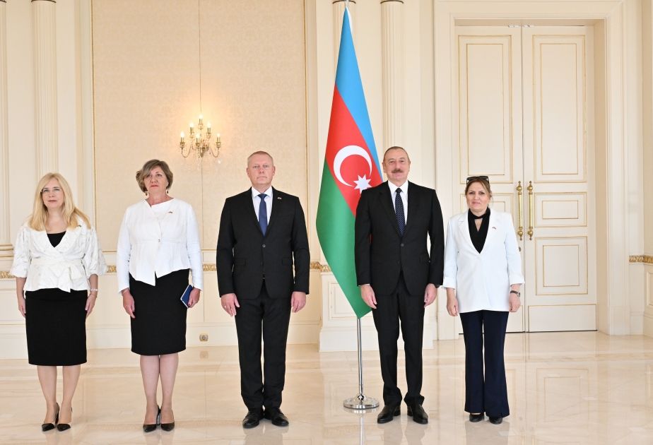 Президент Ильхам Алиев принял верительные грамоты новоназначенного посла Латвии в Азербайджане
