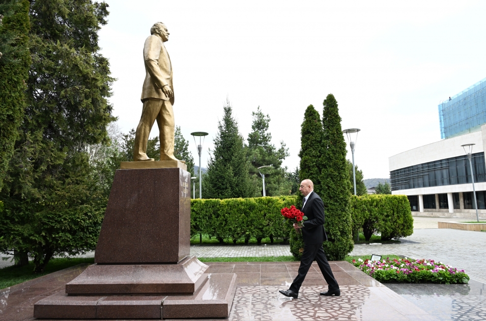 Посещение памятника общенациональному лидеру Гейдару Алиеву в городе Габала
