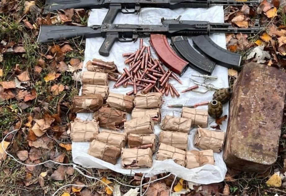 В городе Ханкенди обнаружены 13 автоматов, 23 гранаты и другие боеприпасы