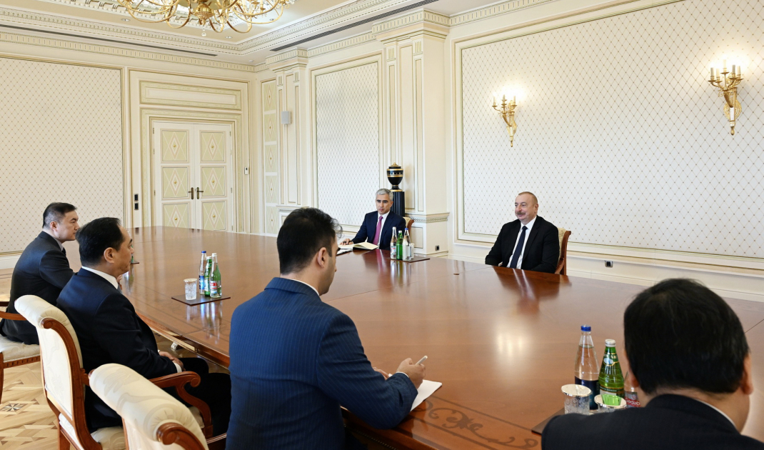 Президент Ильхам Алиев принял председателя Китайского народного общества дружбы с заграницей