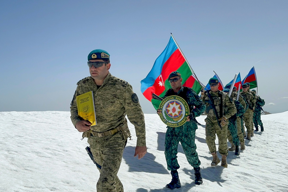 Азербайджанские пограничники совершили восхождение на пик Гейдара
