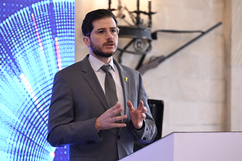 Посольство Израиля передало гражданам Азербайджана устройства OrCam MyEye
