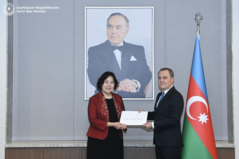 Джейхун Байрамов встретился с новым послом Китая в Азербайджане