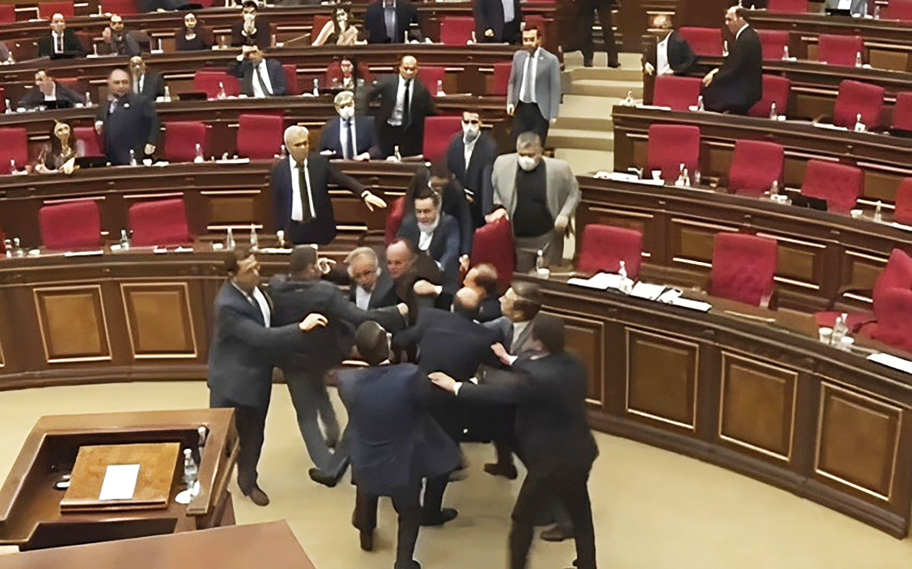 Политическая трещина под «монолитом»