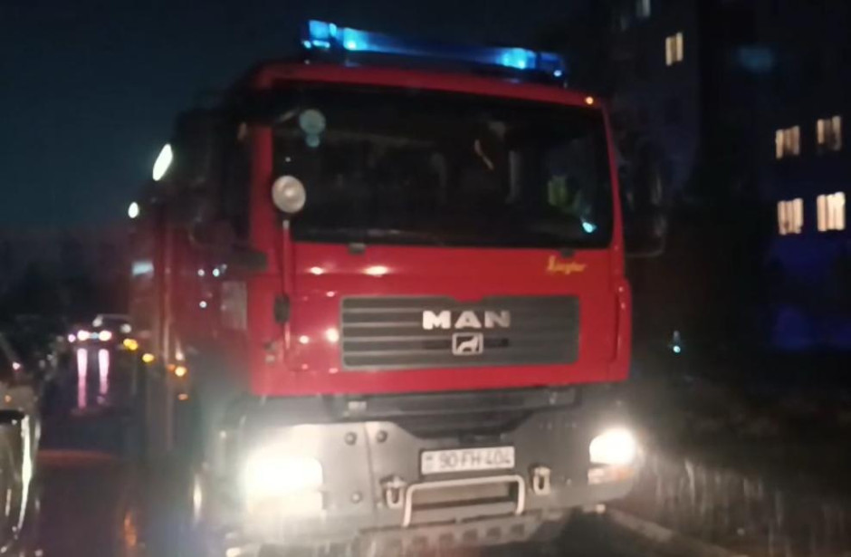 В многоэтажном жилом здании в Баку произошел пожар, четыре человека погибли
