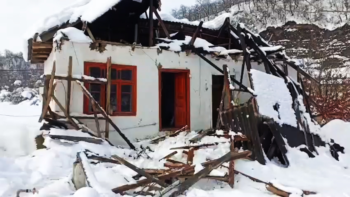 В Лерике под тяжестью снега обрушилась крыша дома