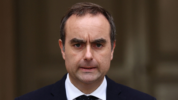 Tribune Dimanche: премьер Франции предложит Макрону перестановки в правительстве