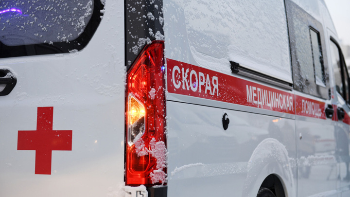 На Камчатке подросток оказался в больнице после обрушения льда с крыши ТЦ