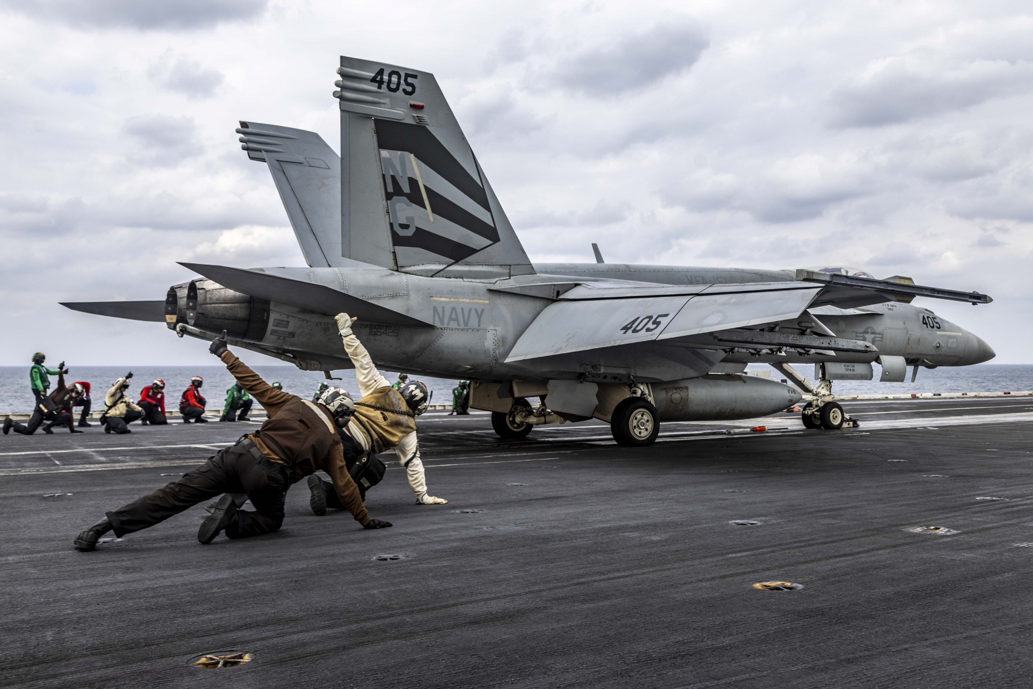 Авианосец USS Abraham Lincoln проводит полёты вблизи Ирана