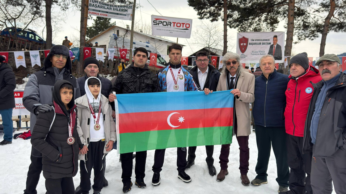 Пехлеван из Азербайджана стал победителем турнира по борьбе на снегу в Турции