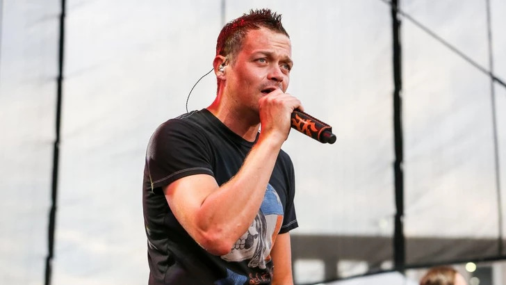 Умер солист и сооснователь 3 Doors Down Брэд Арнольд