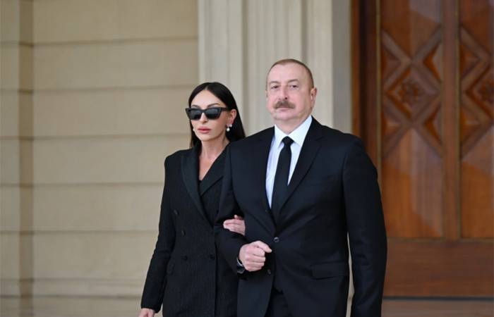 Народному поэту Нариману Гасанзаде