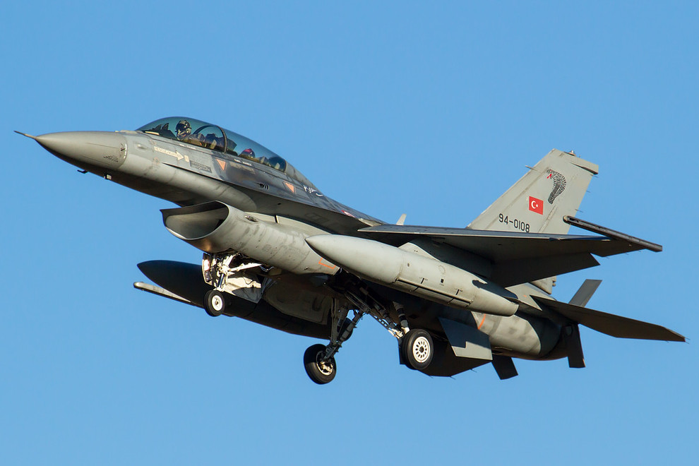 В Турции разбился истребитель F-16: есть погибший