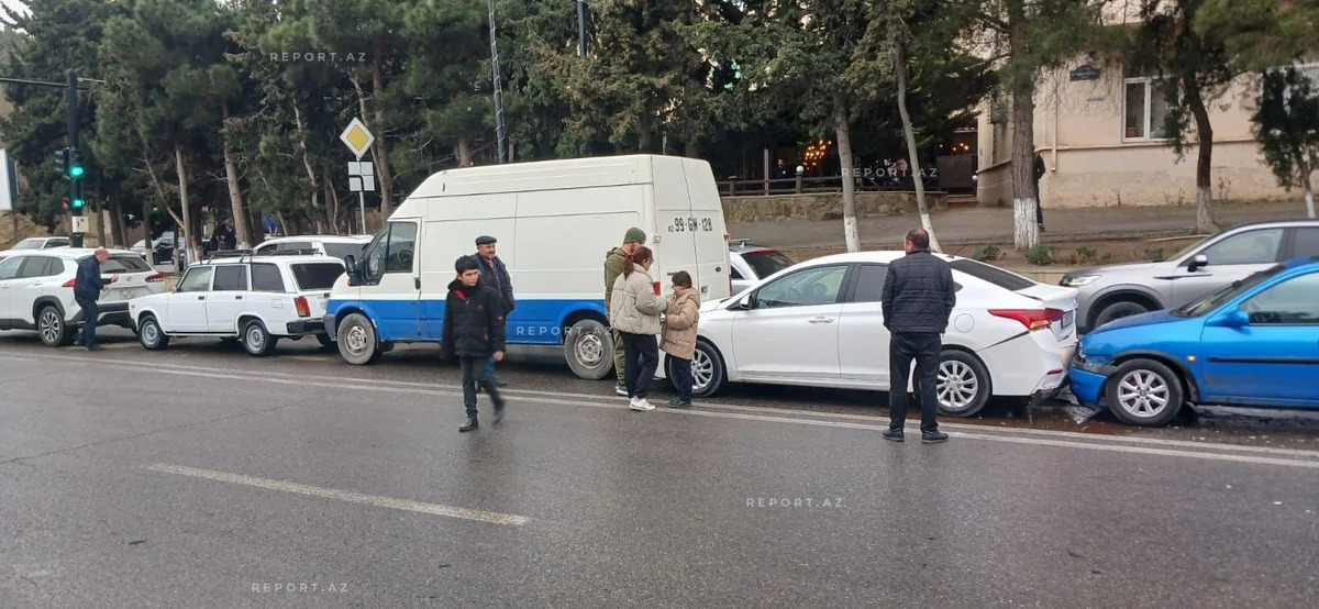 В Сумгайыте произошло цепное ДТП с участием пяти автомобилей
